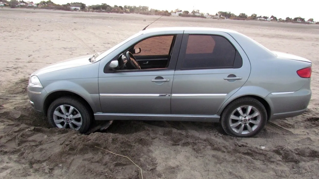 Auto atascado en la arena en El Cóndor